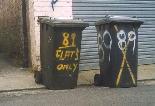 Wheelie bins - apostrophe error