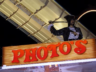 Fairground Pirate Sideshow Ride - photos - apostrophe error